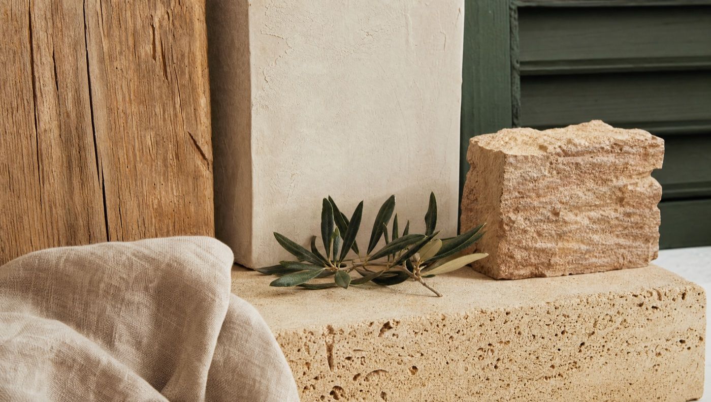 Materiales nobles: madera envejecida, cal, piedra de marès y una rama de olivo